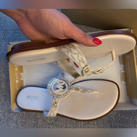Michael Kors Flat Logo Sandals Vanilla Leather Trim 9M - Picture 13 of 13